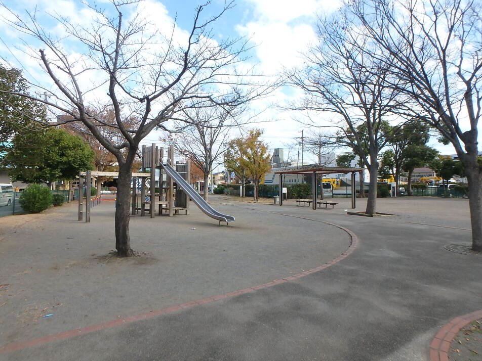 海神町2丁目公園 210m 徒歩3分