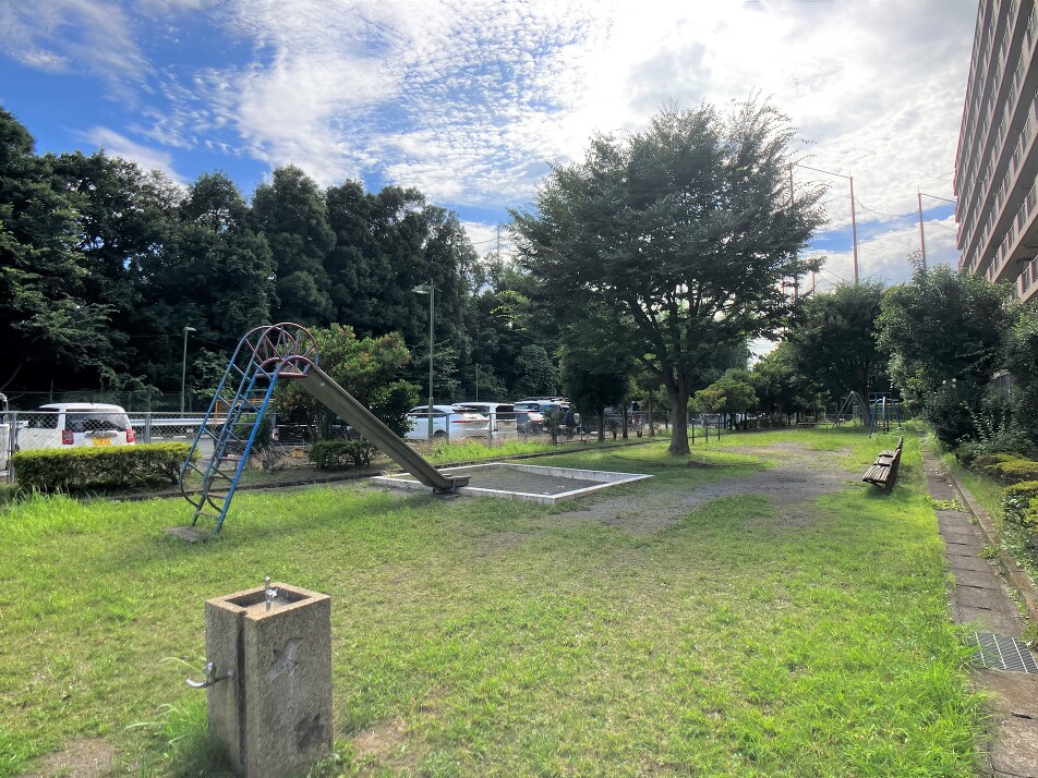 西山児童公園 307m 徒歩約4分