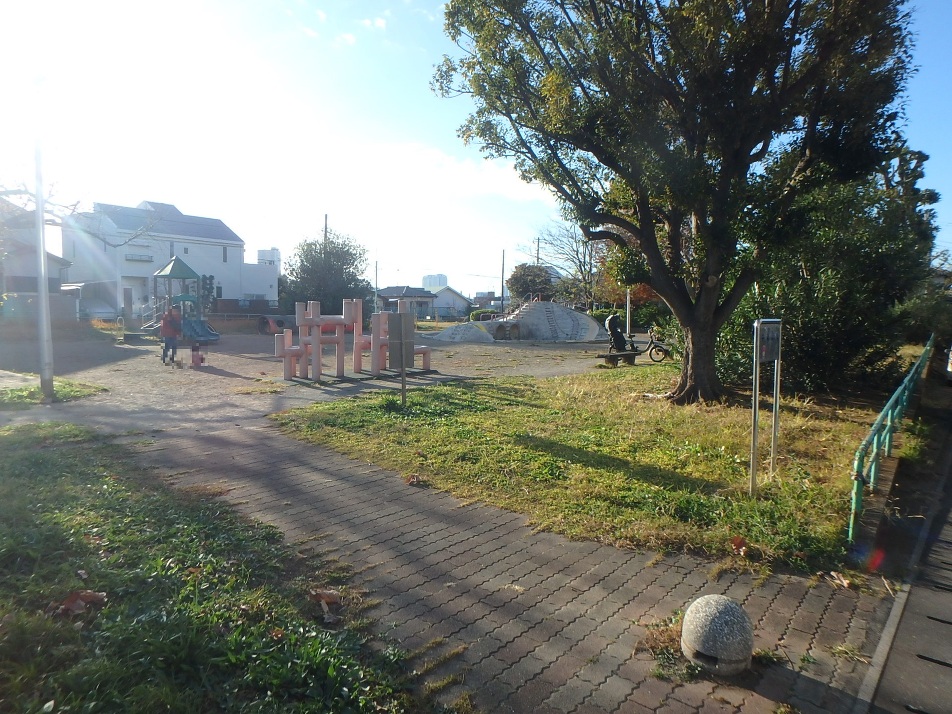 中道公園 650m 徒歩10分