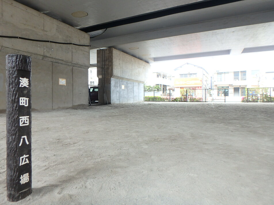 湊町西八広場 340m 徒歩5分