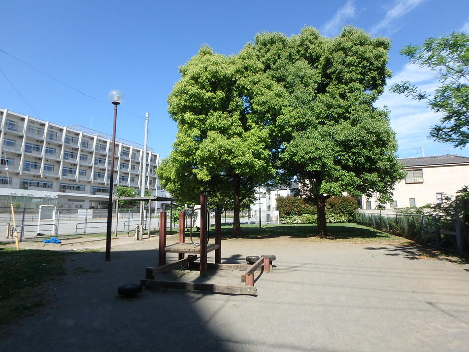 本町4丁目公園 240m 徒歩3分