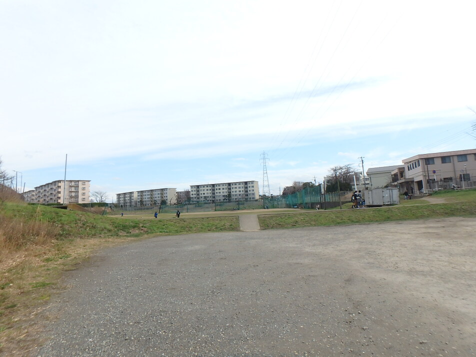 高津運動公園グラウンド 320m 徒歩4分