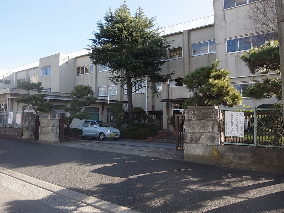 千葉市立花見川小学校 390m 徒歩5分