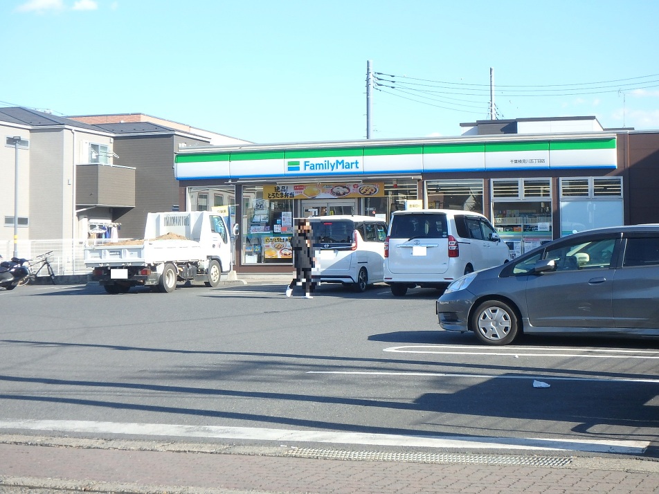ファミリーマート 千葉検見川五丁目店 600m 徒歩8分