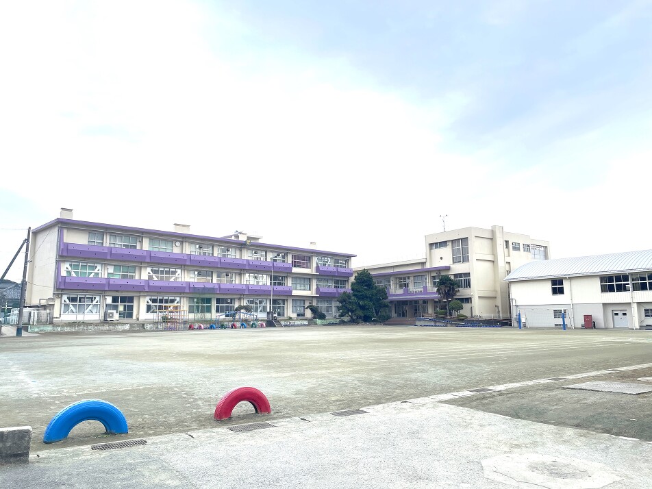 千葉市立稲毛小学校 570m 徒歩8分